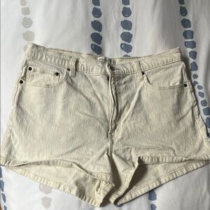 Abercrombie Curve Love High Rise Short size 33/16, cream